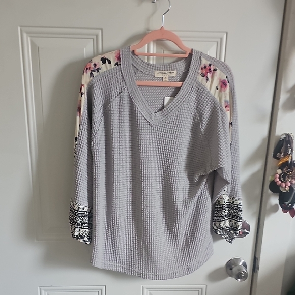 Tops - Light Gray Waffle V-Neck Sweatshirt with Floral Shoulder and Printed Cuffs